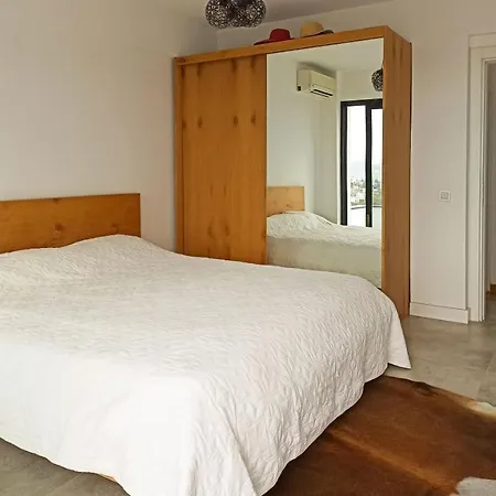 3 Bedroom With Great View Walking Distance To Marina Вилла Яликовак